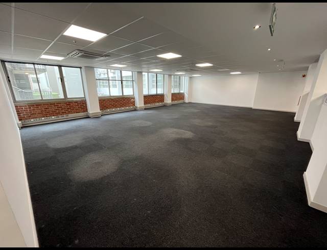 1,030M² BUSINESS TO LET IN WOODSTOCK
